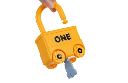 Edukacyjne wagony z kłódkami