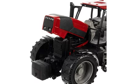 Duży traktor z przyczepą