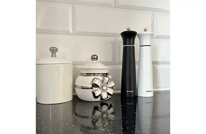 Ręczne młynki do przypraw 2 sztuki - Czarno-białe