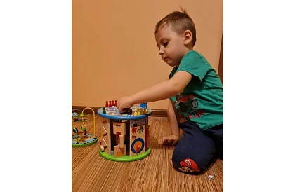 Drewniana zabawka edukacyjna - wiele funkcji i gier