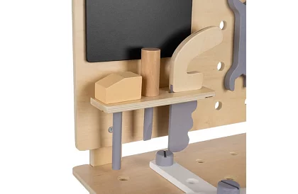 Stół roboczy z drewna z narzędziami