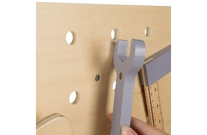 Stół roboczy z drewna z narzędziami