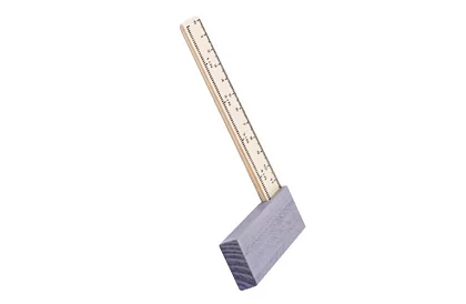 Stół roboczy z drewna z narzędziami