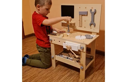 Stół roboczy z drewna z narzędziami