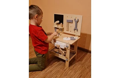 Stół roboczy z drewna z narzędziami