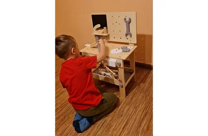 Stół roboczy z drewna z narzędziami