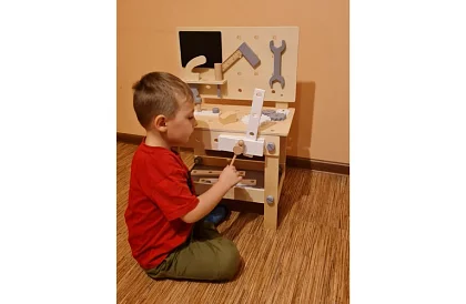 Stół roboczy z drewna z narzędziami
