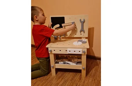 Stół roboczy z drewna z narzędziami