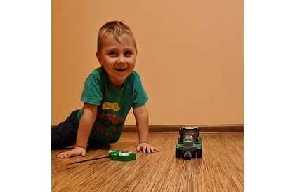 Traktor z przyczepą zdalnie sterowaną