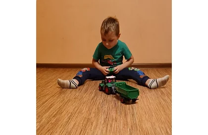 Traktor z przyczepą zdalnie sterowaną