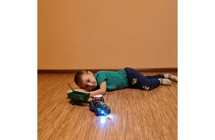 Traktor z przyczepą zdalnie sterowaną