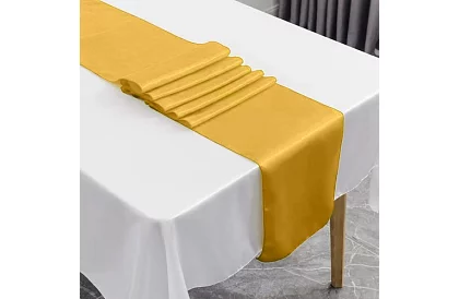 Złoty satynowy bieżnik – serweta na stół 900 × 36 cm