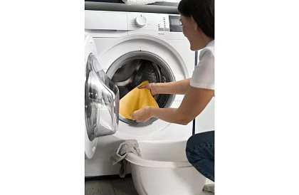 Złoty satynowy bieżnik – serweta na stół 900 × 36 cm