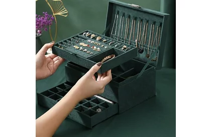 Elegancka zamszowa szkatułka na biżuterię – zielona