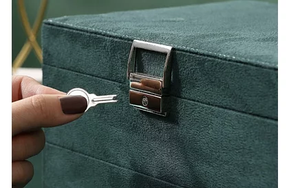 Elegancka zamszowa szkatułka na biżuterię – zielona