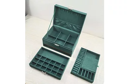 Elegancka zamszowa szkatułka na biżuterię – zielona