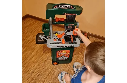 Warsztat dziecięcy stół z narzędziami i walizką