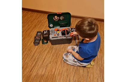 Warsztat dziecięcy stół z narzędziami i walizką