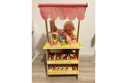 Drewniana stoisko sprzedażowe z akcesoriami