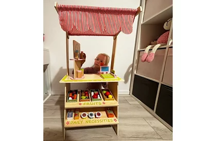 Drewniana stoisko sprzedażowe z akcesoriami