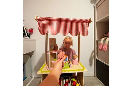 Drewniana stoisko sprzedażowe z akcesoriami