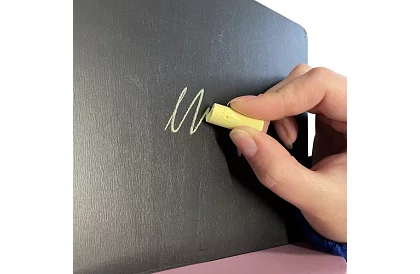 Drewniana stoisko sprzedażowe z akcesoriami