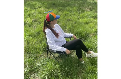 Skladane krzesło wędkarskie – szare krzesło kempingowe