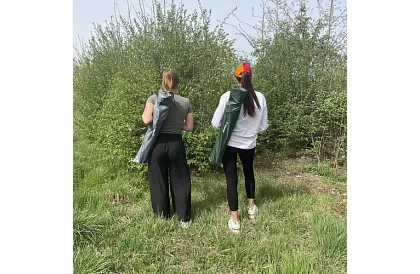 Skladane krzesło wędkarskie – szare krzesło kempingowe