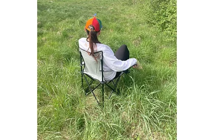 Skladane krzesło wędkarskie – szare krzesło kempingowe