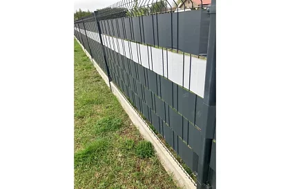 Taśma cieniująca na płot antracyt – panelowa 450 g/m2 + klipsy