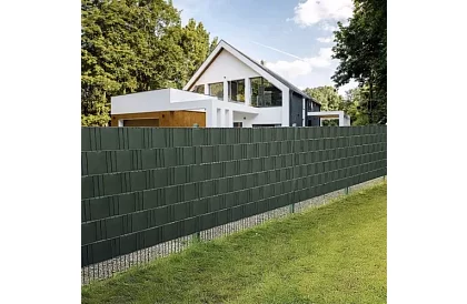 Taśma zaciemniająca na płot zielona – panelowa 450 g/m2 + klipsy