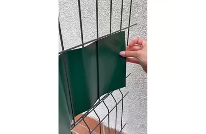 Taśma zaciemniająca na płot zielona – panelowa 450 g/m2 + klipsy