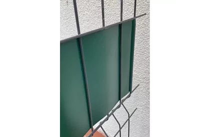 Taśma zaciemniająca na płot zielona – panelowa 450 g/m2 + klipsy