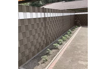 Taśma zaciemniająca na płot brązowa – panelowa 450 g/m2 + klipsy