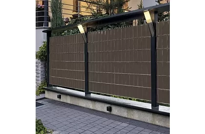 Taśma zaciemniająca na płot brązowa – panelowa 450 g/m2 + klipsy