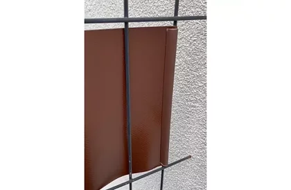 Taśma zaciemniająca na płot brązowa – panelowa 450 g/m2 + klipsy