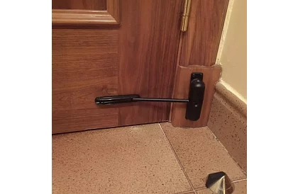 Zamykacz drzwi sprężynowy z regulowaną siłą ciągu