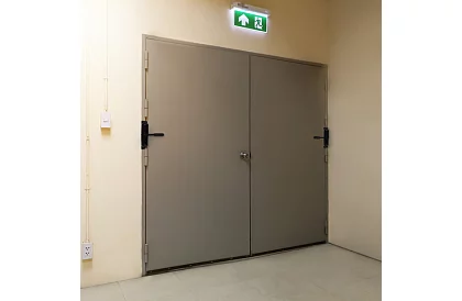 Zamykacz drzwi sprężynowy z regulowaną siłą ciągu