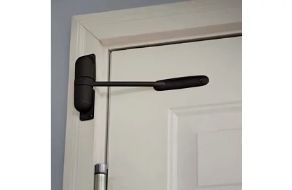 Zamykacz drzwi sprężynowy z regulowaną siłą ciągu