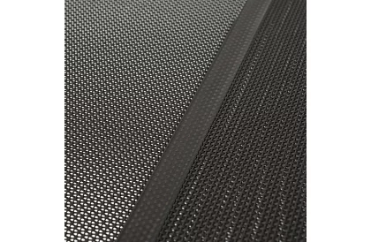 Wzniesiona kryta budka dla psów