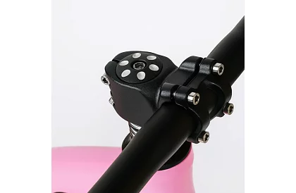 Dziecięcy lekki jeździk różowy – 12 kół + pasek na ramię