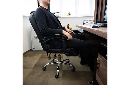 Fotel biurowy z wysuwaną podnóżkiem – czarny