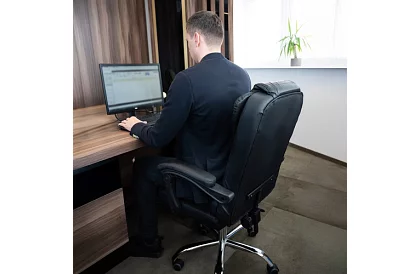 Fotel biurowy z wysuwaną podnóżkiem – czarny