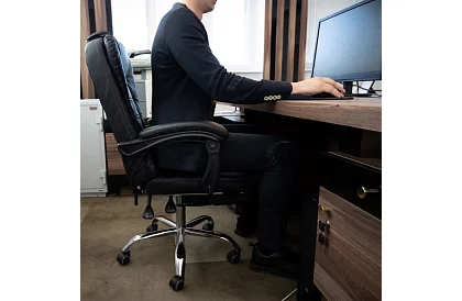 Fotel biurowy z wysuwaną podnóżkiem – czarny