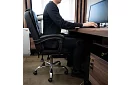 Fotel biurowy z wysuwaną podnóżkiem – czarny