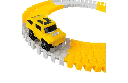 Tor wyścigowy z elastycznymi samochodzikami