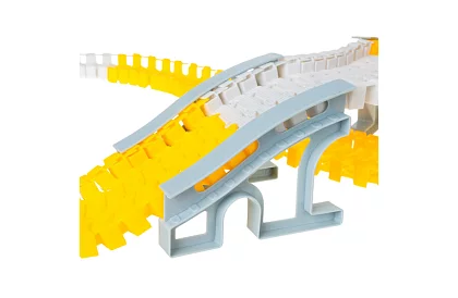 Tor wyścigowy z elastycznymi samochodzikami