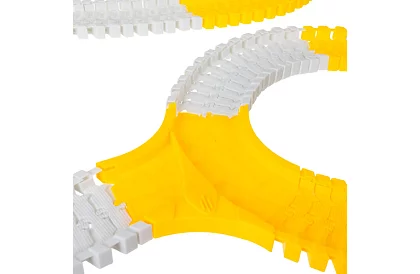 Tor wyścigowy z elastycznymi samochodzikami