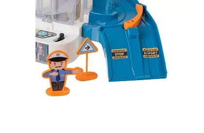 Garaż z torami i windą elektryczną