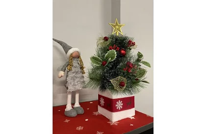 Udekorowana sztuczna choinka – 45 cm